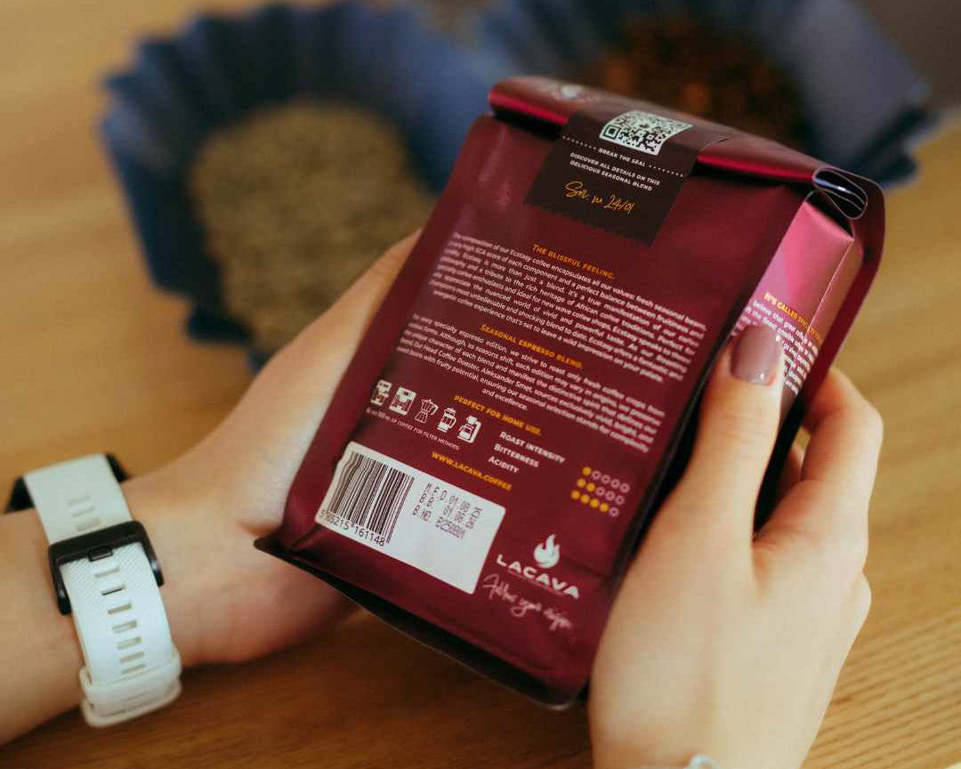 Dlaczego świeżość kawy jest tak ważna? Prawda o degazowaniu i dacie palenia