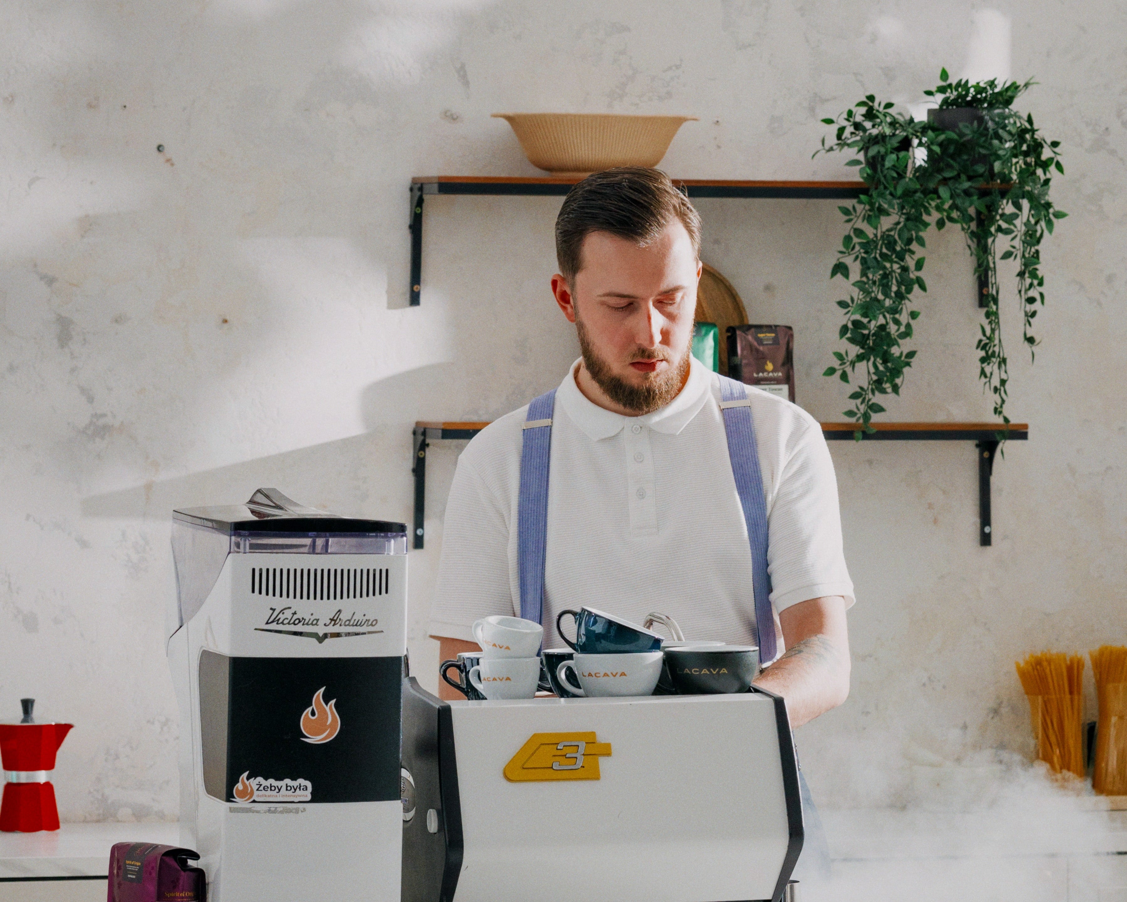 Latte – nie tylko mleko z kawą. Historia, technika i tajemnice popularnej kawy